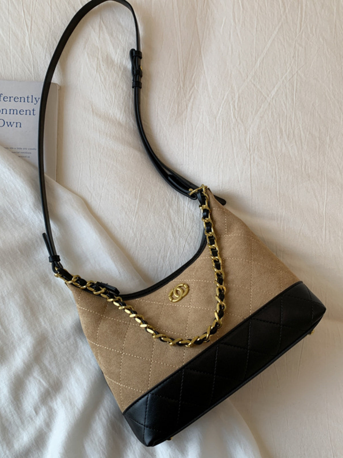 The Gold Chain Shoulder Bag – image 5