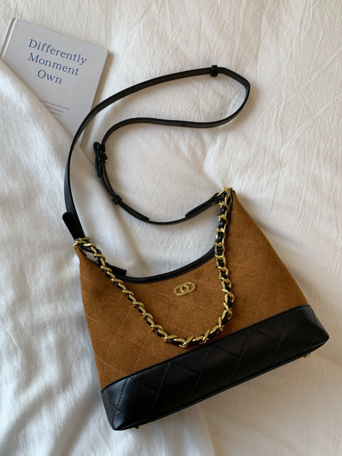 The Gold Chain Shoulder Bag – image 7