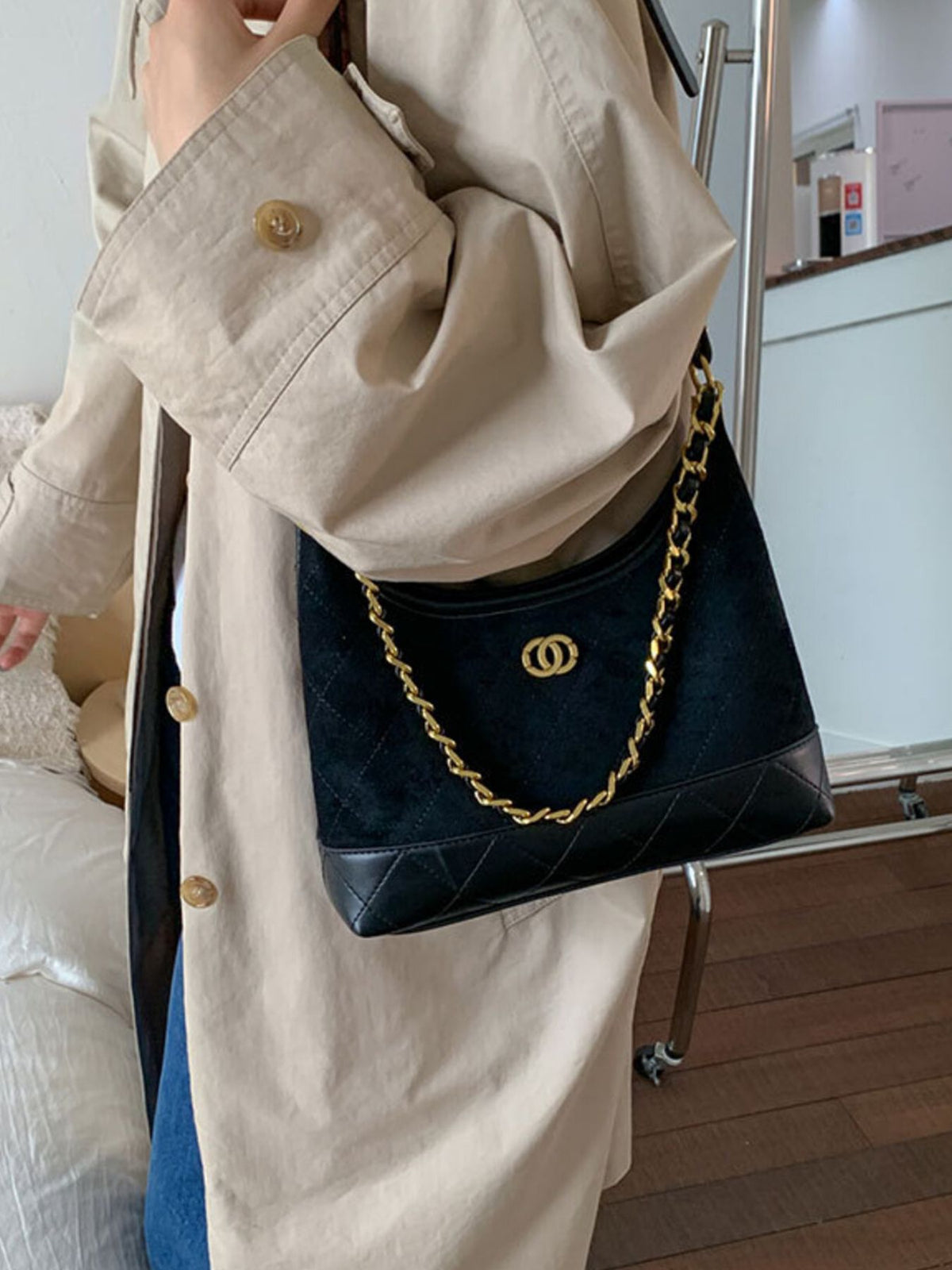 The Gold Chain Shoulder Bag – image 3